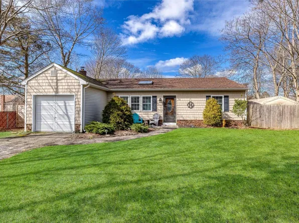 62 Woodycrest Drive, Farmingville, NY 11738