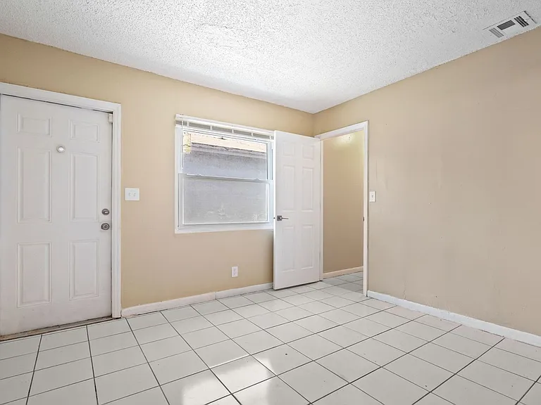 1022 NW 6th Ave — Photo 9