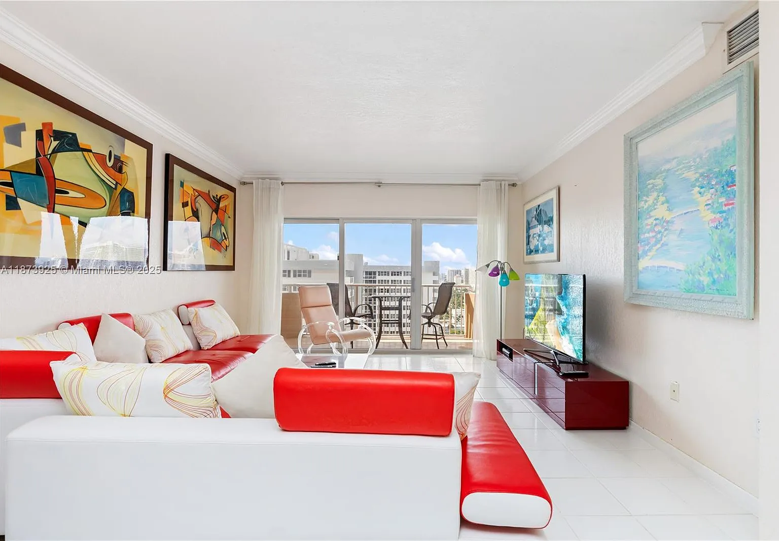 1 bed, 870 sqft, $2,200 — Photo 2