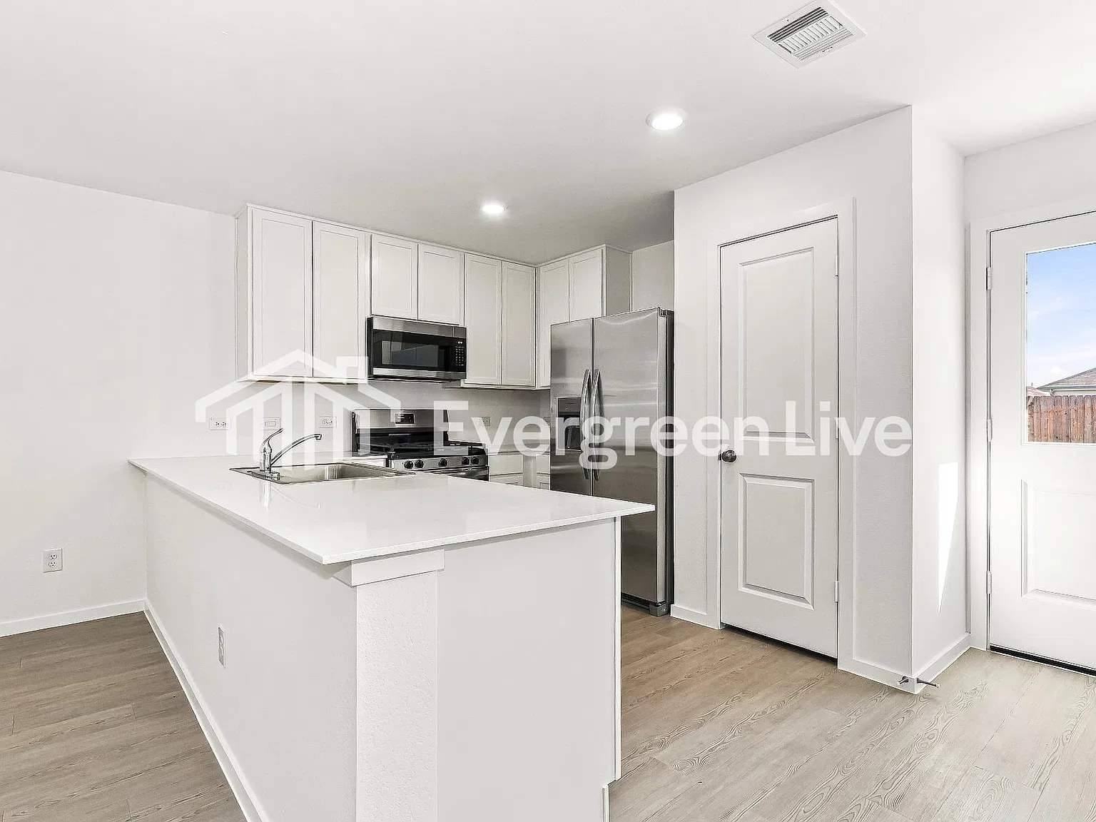4 bed, 2.5 bath, 1979 sqft, $1,995 — Photo 4