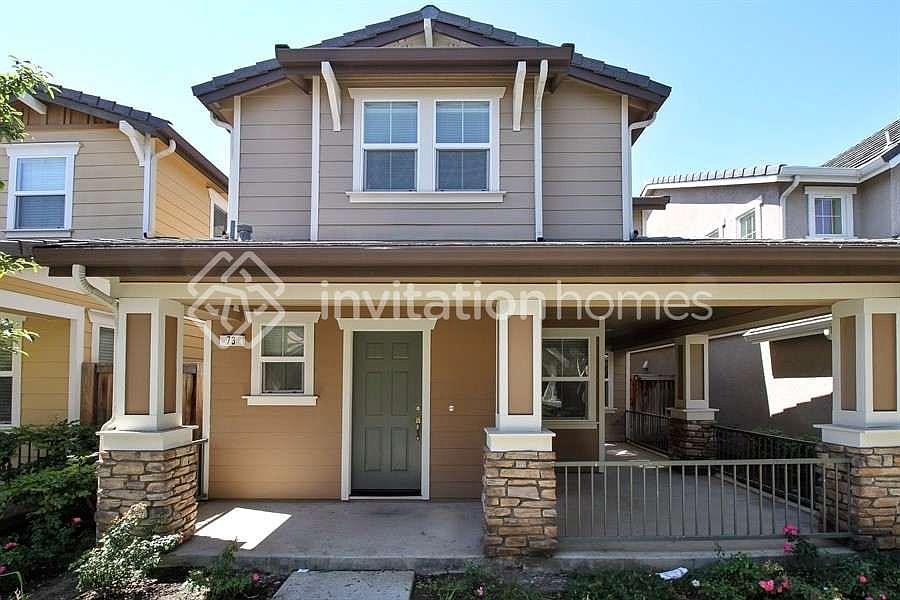 1st image of 73 Roadrunner St