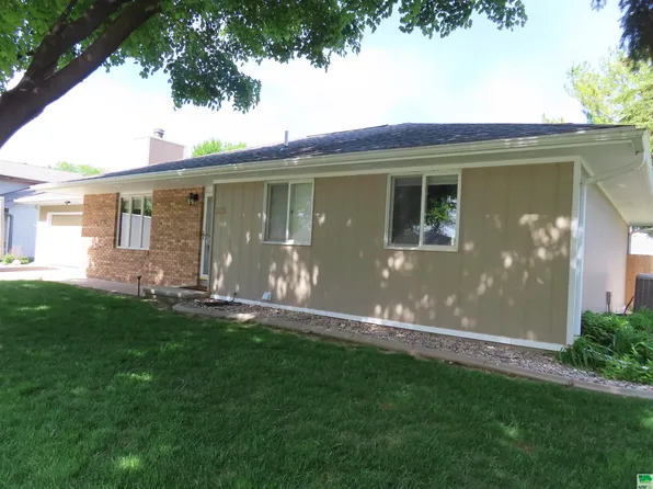 525 Timberline Dr, South Sioux City, NE 68776