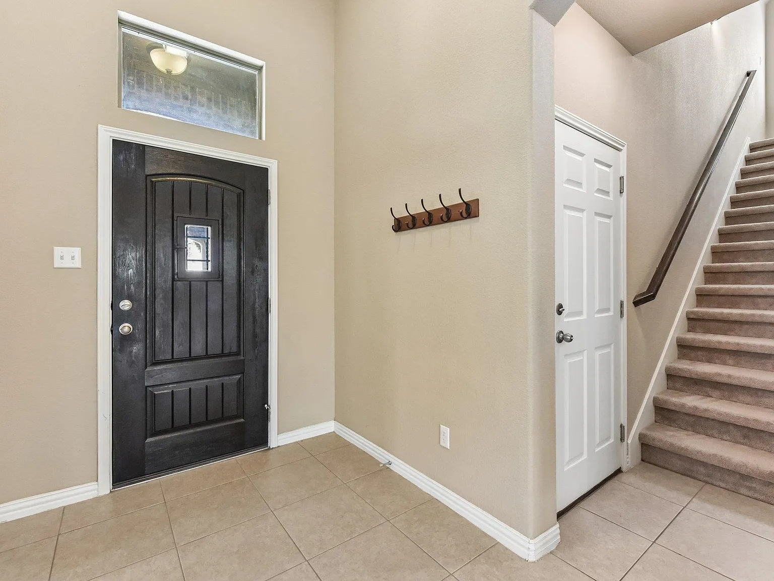 3 bed, 2.0 bath, 2487 sqft, $2,200 — Photo 3
