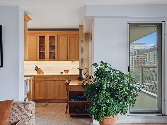 3rd image of 70 La Salle St APT 18H