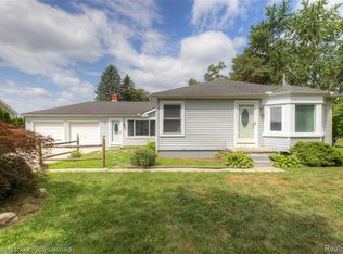 2139 Jones Rd, Waterford, MI 48327