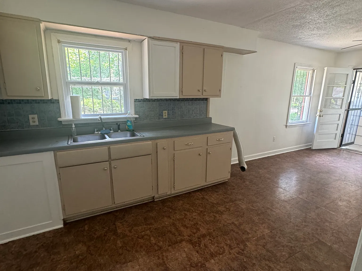 3 bed, 1000 sqft, $1,200 — Photo 2