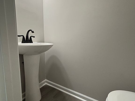 2nd image of 816 Golfview Pl #A