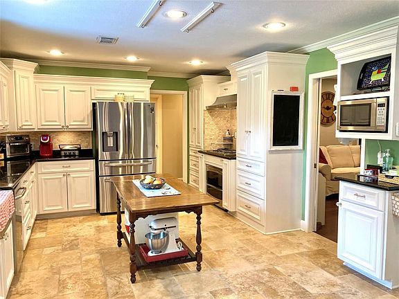 5th image of 826 Saint Francis Ln