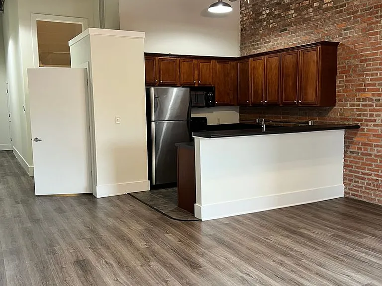311 SW Water St — Photo 2