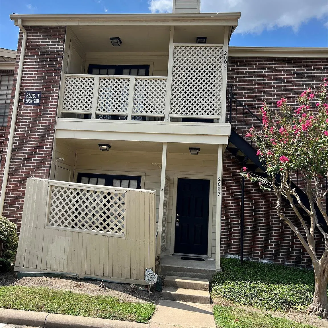 2 bed, 1.0 bath, 804 sqft, $1,300 — Photo 3