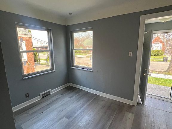 4th image of 10141 Roxbury St