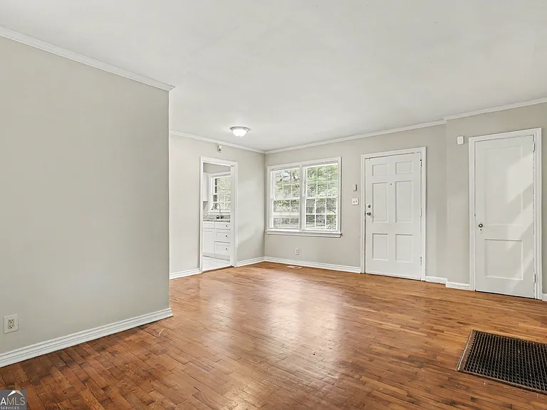 3743 Poplar Dr — Photo 5