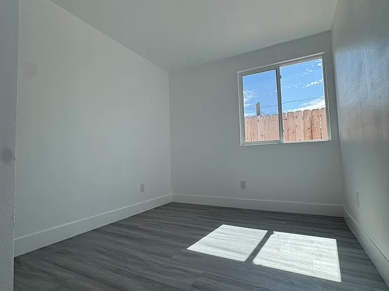 718 E 48th St #718 — Photo 6