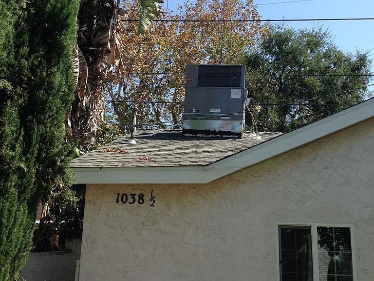 1038 1/2 E Magnolia Blvd — Photo 3