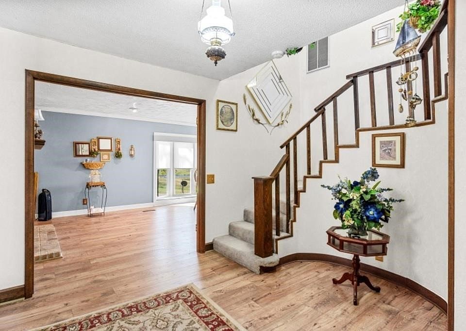16th image of 580 Gamaliel Rd