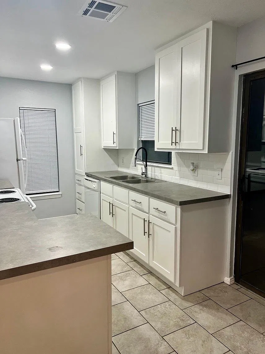 2 bed, 900 sqft, $1,075 — Photo 3