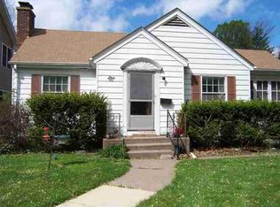 910 Holmes St, Bettendorf, IA 52722