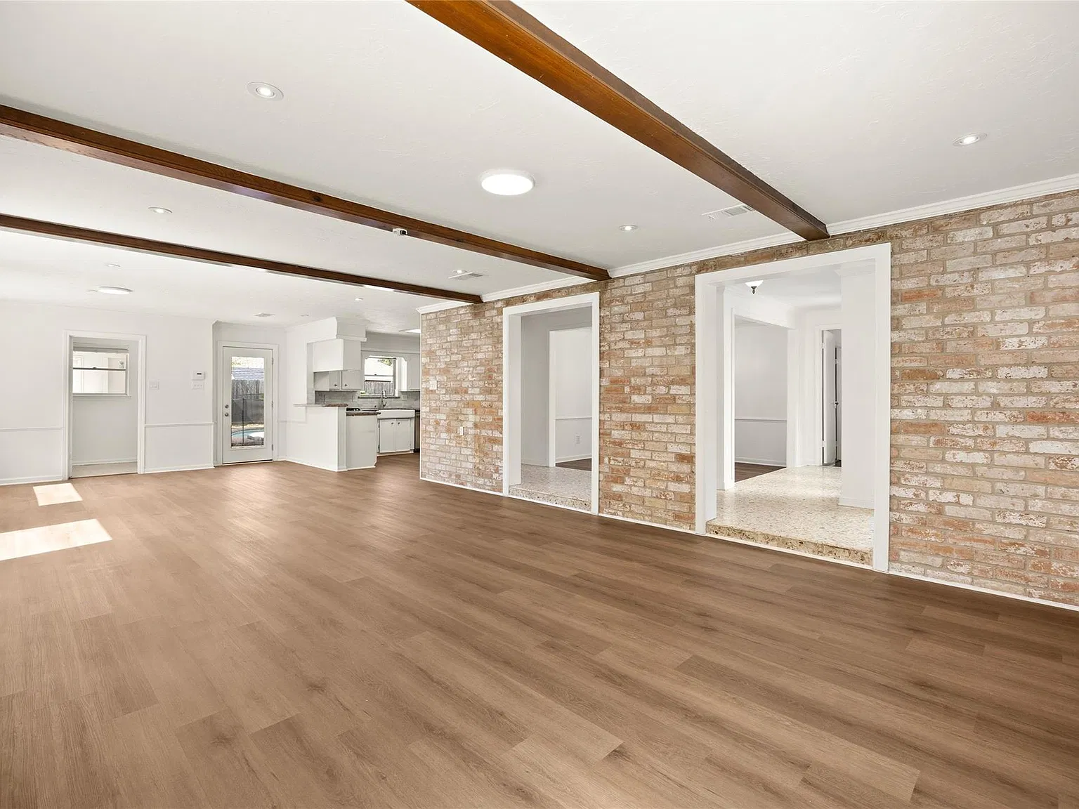 4 bed, 2.5 bath, 2304 sqft, $2,550 — Photo 4