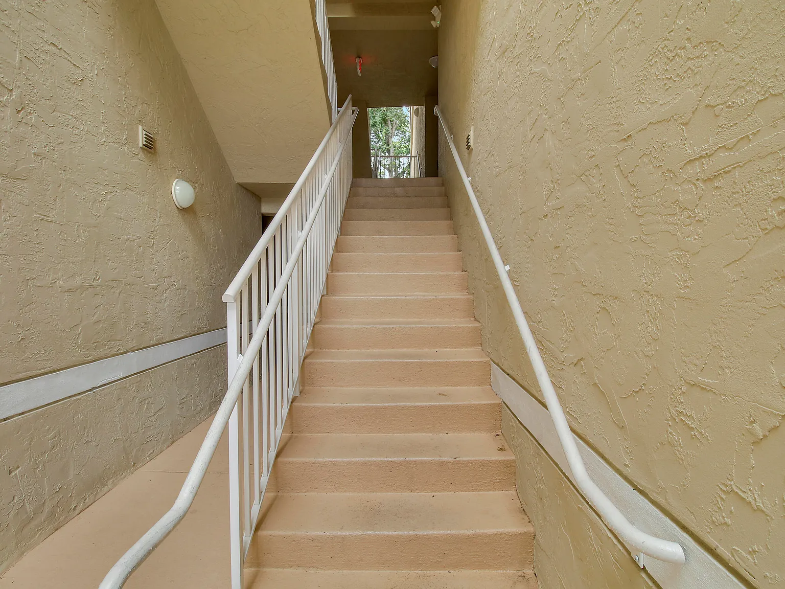 2 bed, 2.0 bath, 991 sqft, $2,375 — Photo 2