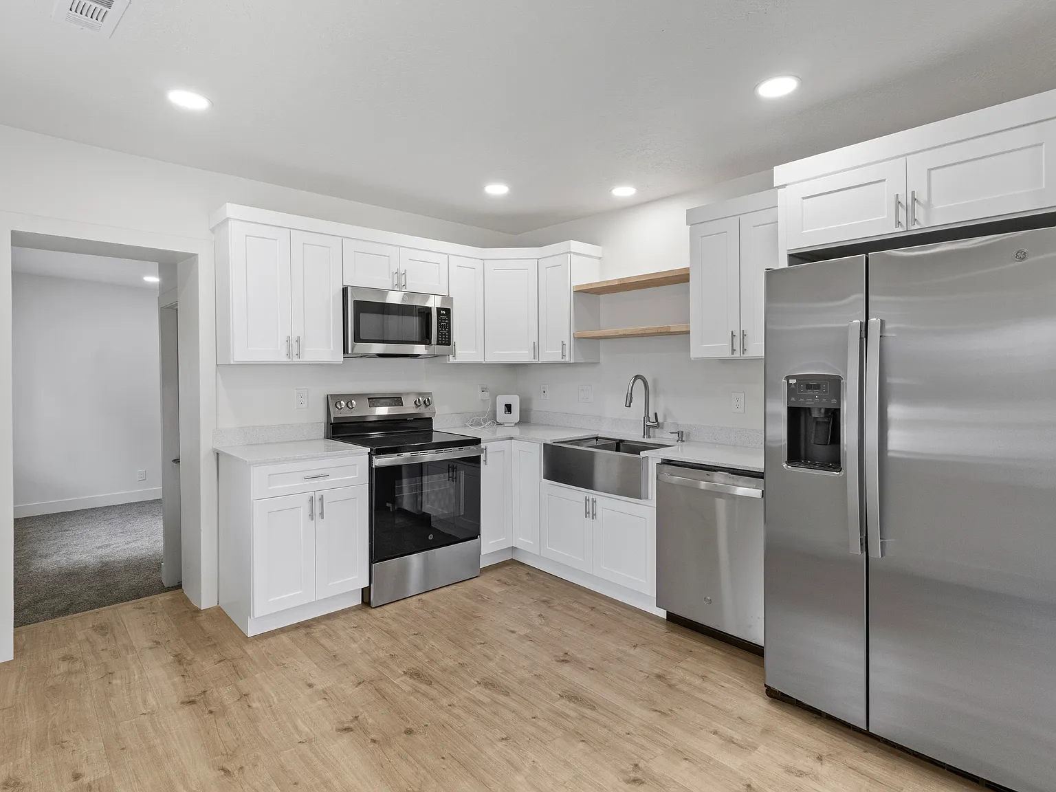 5 bed, 2460 sqft, $3,900 — Photo 2