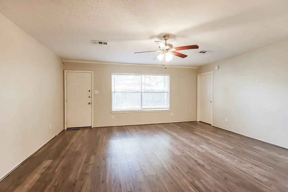 4 bed, 2.0 bath, 1948 sqft, $2,035 — Photo 3