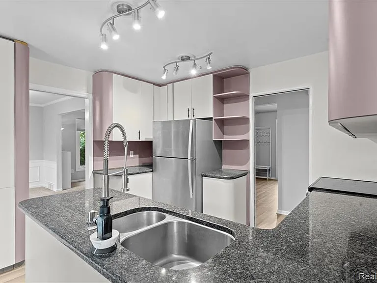 5476 Van Ness Dr — Photo 17