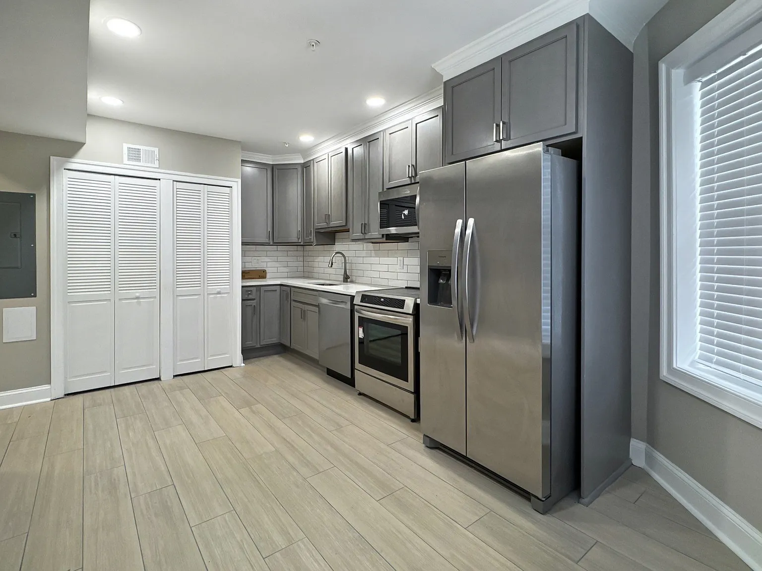 Spacious Renovated 3BR/2BA Bi-Level Near Metro with In-Unit Laundry! — Photo 4