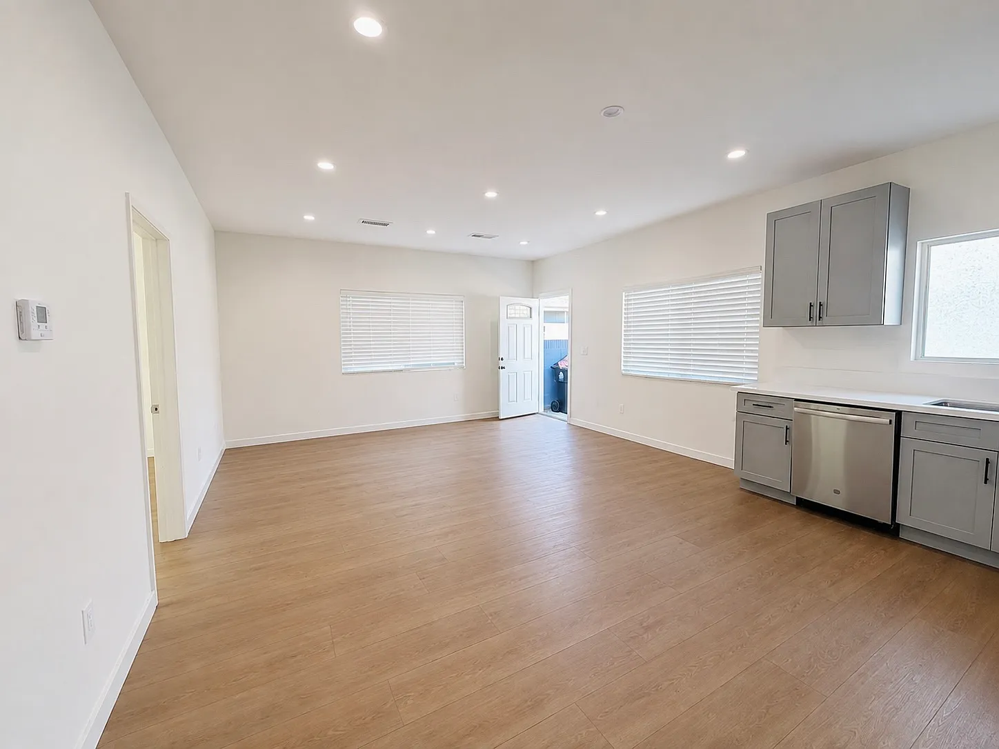 3 bed, 900 sqft, $3,900 — Photo 3