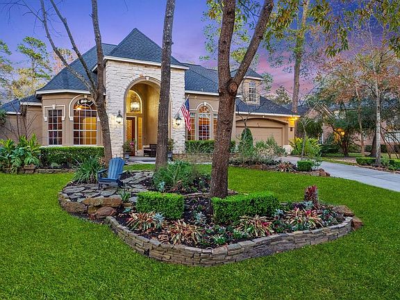 Welcome to 10 Edgecliff Place! A gorgeous Gary Lyons custom home with stone and stucco exterior.