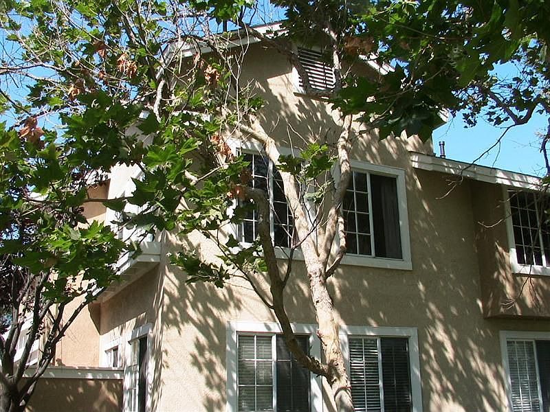 2nd Story Overlooks Park and Pool, Not parking