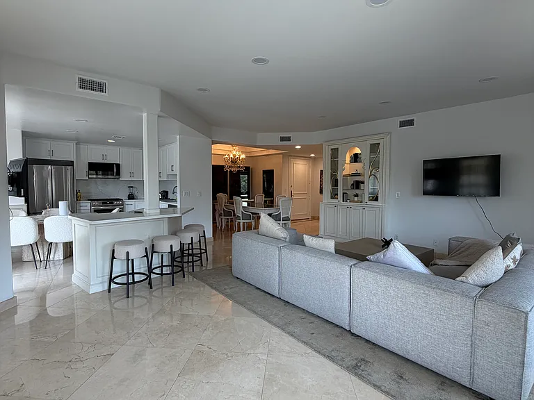 435 Arnaz Dr #200 — Photo 25
