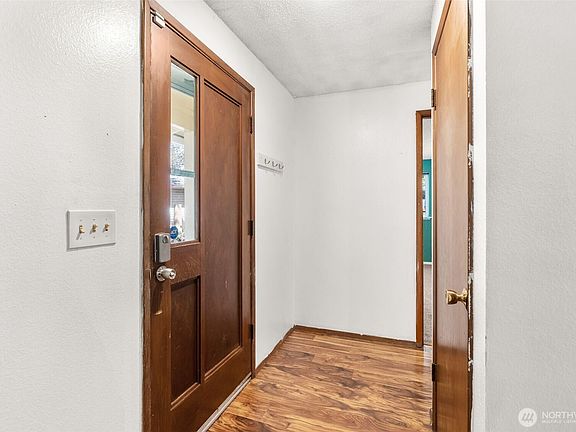 4th image of 728 Oakcrest Court SE