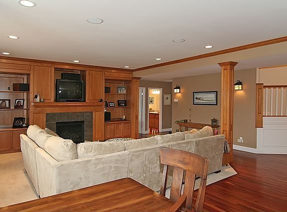 4th image of 875 Snoqualm Pl