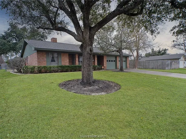 1304 Broadmoor Dr, Bryan, TX 77802