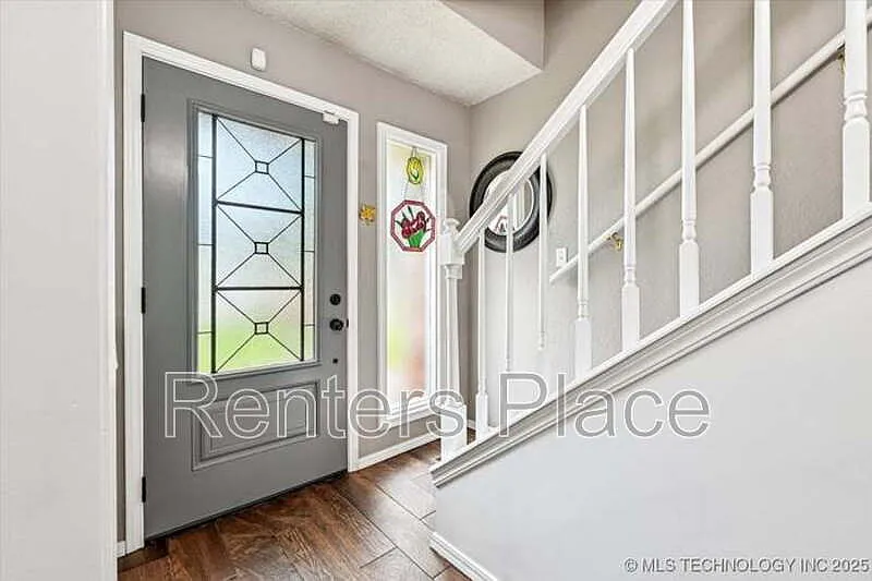 4 bed, 2.0 bath, 2098 sqft, $1,995 — Photo 4