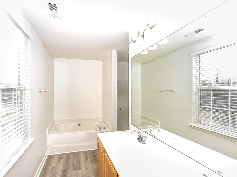 14219 Riding Hill Ave — Photo 10