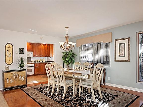 5th image of 2540 Clairemont Dr Unit 201