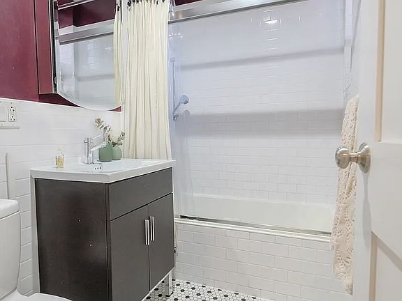 4th image of 651 Vanderbilt St APT 1D