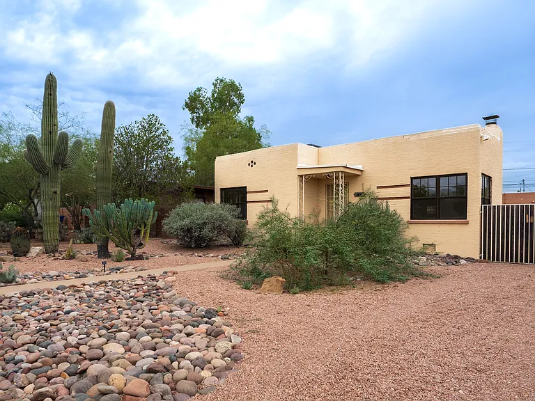 1404 E Silver St — Photo 1