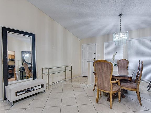4th image of 3013 Amber Dr S