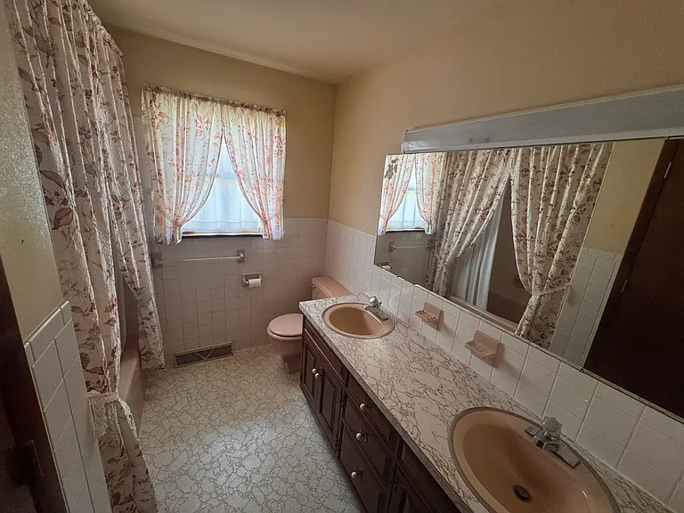 1136 Lexington Rd — Photo 4