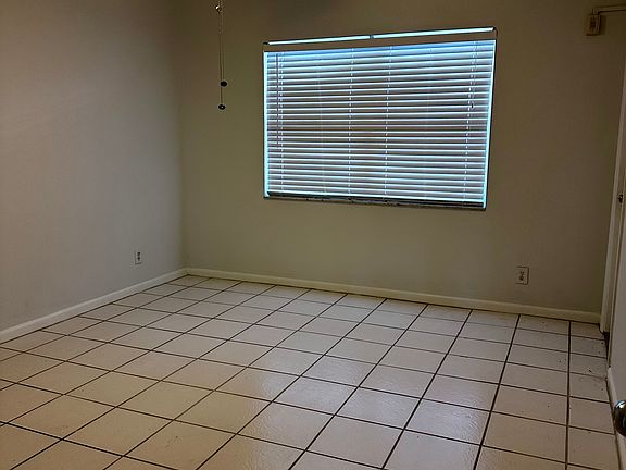 5th image of 1435 SE 15th St