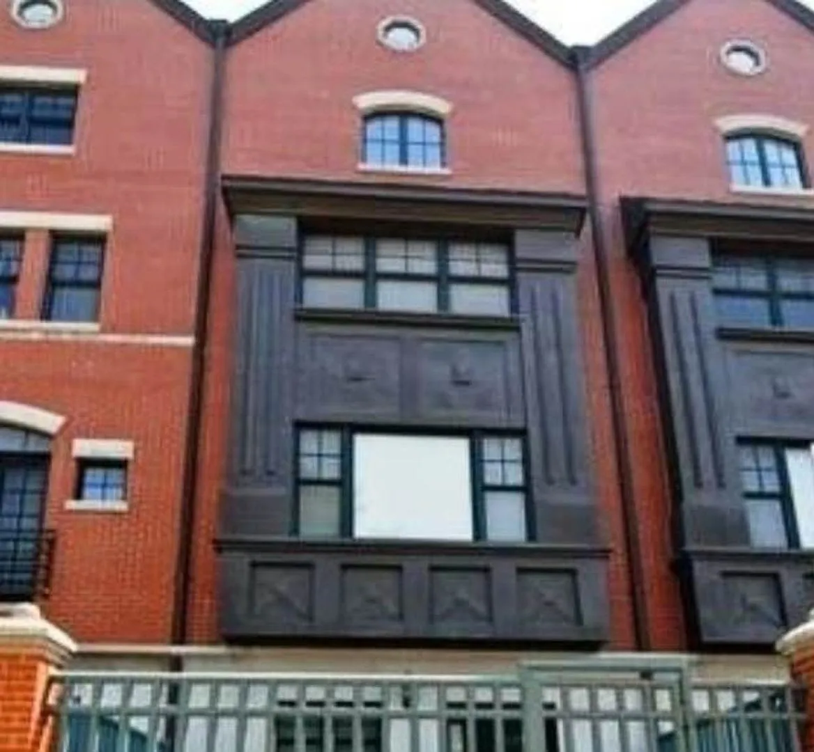 Spacious 3BR Townhome in Chicago — Photo 1