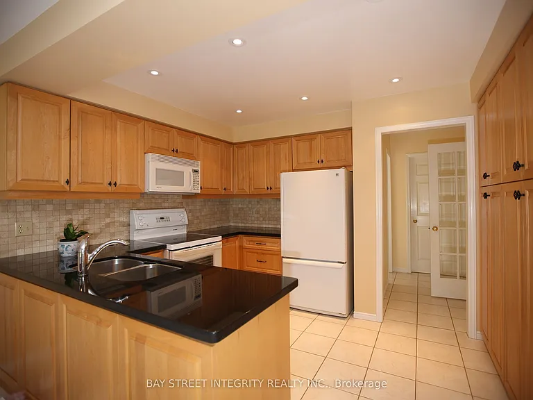 1906 Stoneybrook Ct — Photo 5