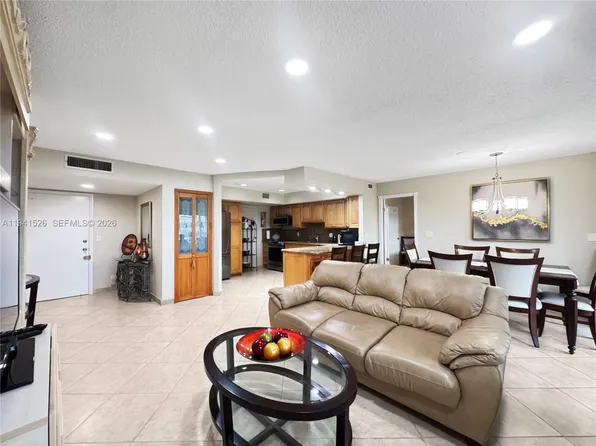 200 Diplomat Pkwy APT 533, Hallandale, FL 33009