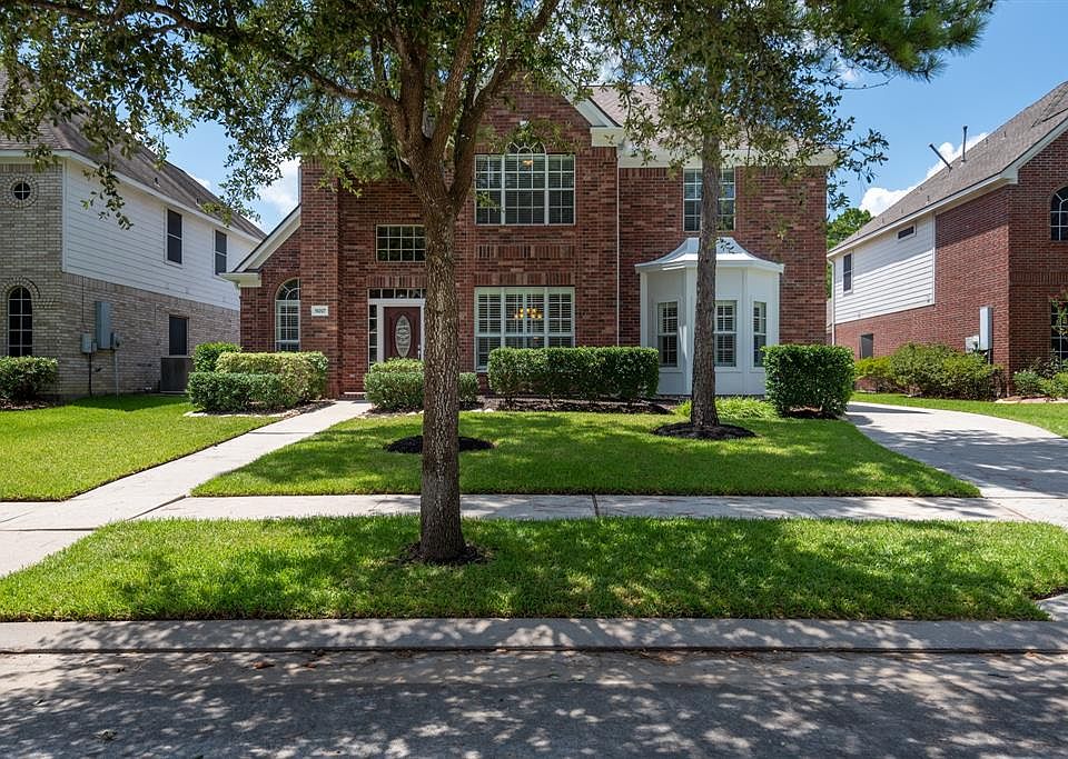 Welcome Home! This fabulous 2 story in Canyon Gate at Northpointe is ready for you to move in!