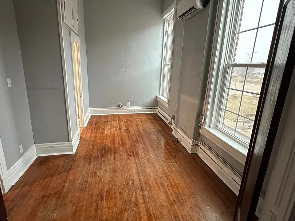 1 E Main St #4
