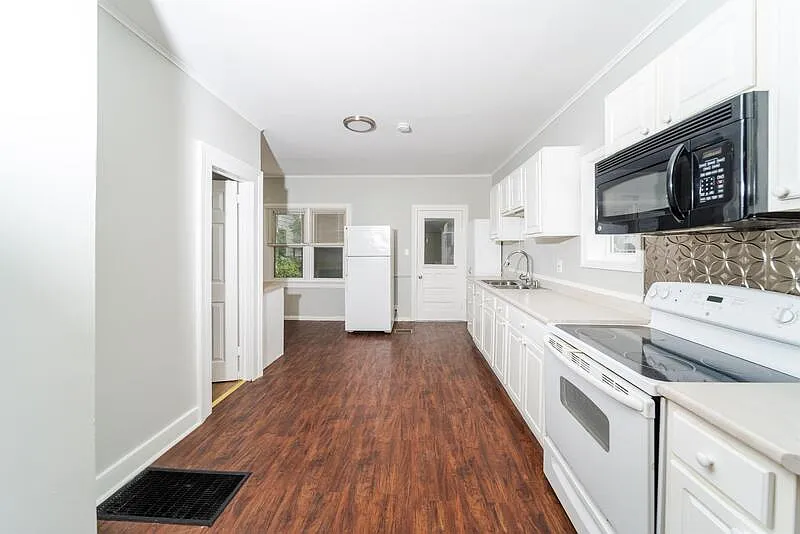 2 bed, 1.0 bath, 900 sqft, $1,350 — Photo 1