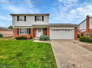 25053 S Magdalena St, Harrison Township, MI 48045