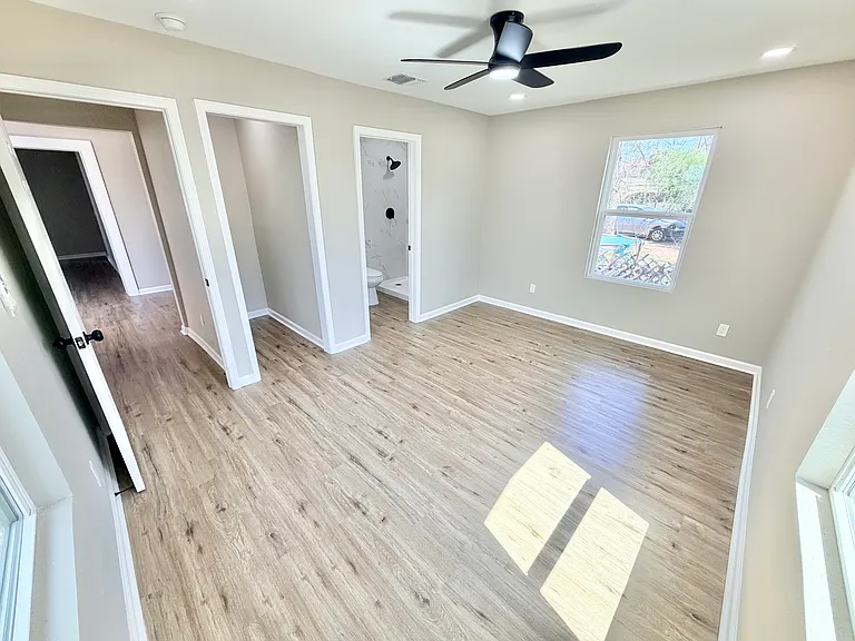 318 Uvalde St — Photo 18